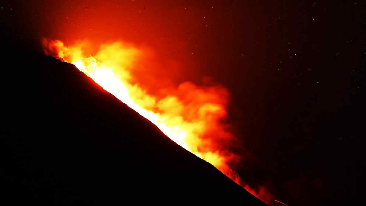 Stromboli, nuovo trabocco lavico dalla Sciara del Fuoco - Video