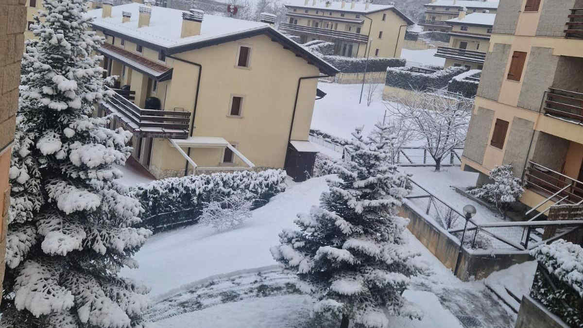 Neve in Abruzzo: accumuli record e i problemi nel trovare i dispersi - Video