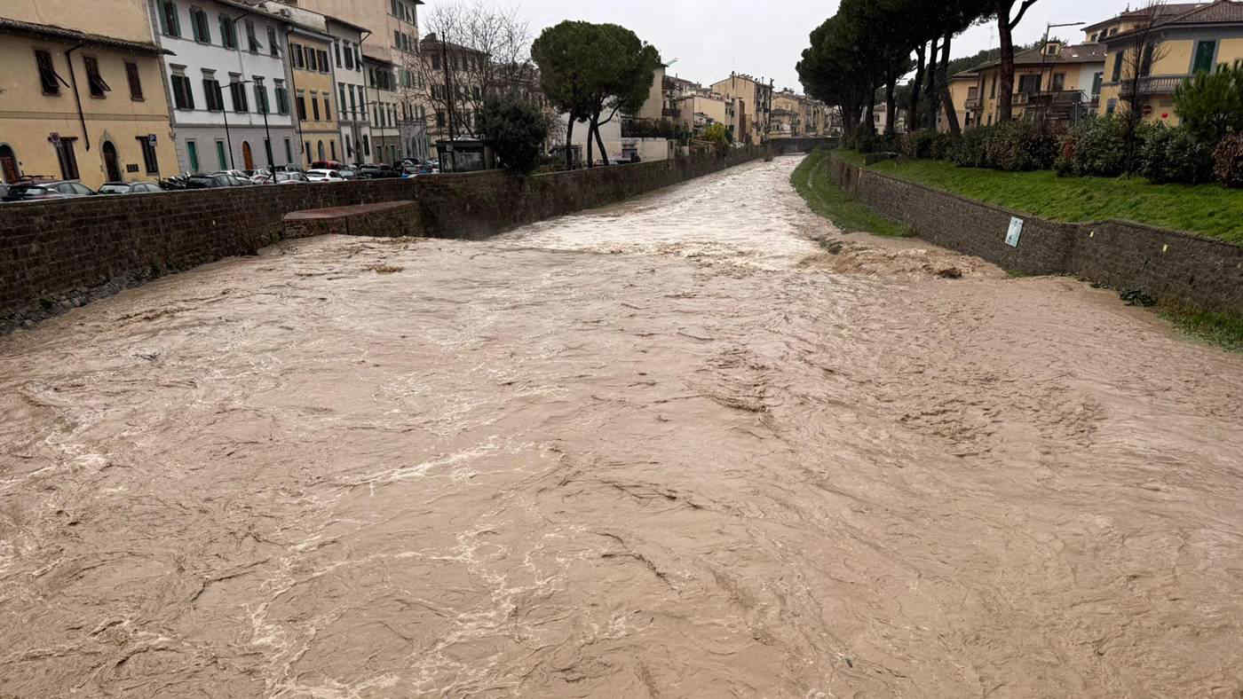 Maltempo in Toscana, nubifragio a Firenze: strade allagate e disagi in diverse zone