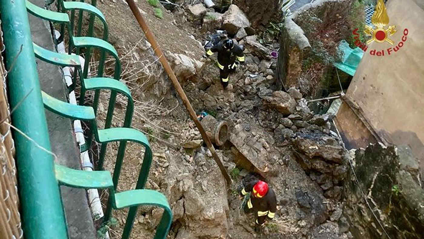 Maltempo a Genova: crolla un muro di contenimento. Frane, evacuati a Orero, timori per il fiume Entella in piena