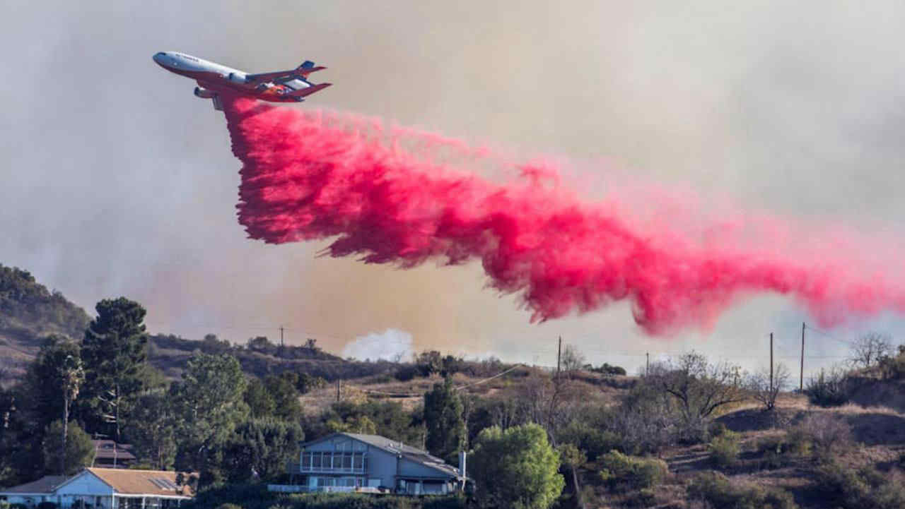 Incendi a Los Angeles: cos'è la sostanza rossa utilizzata per domarli?