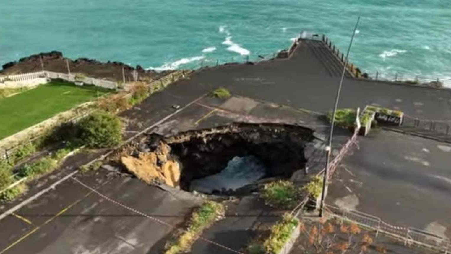 Maltempo Sicilia: voragine in piazza del Tricolore, crollo sul lungomare - Video
