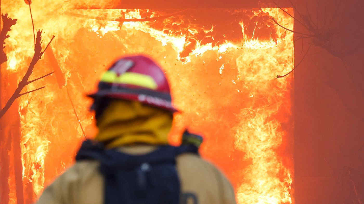 Los Angeles, è stato di emergenza: 30 mila sfollati per un vasto incendio