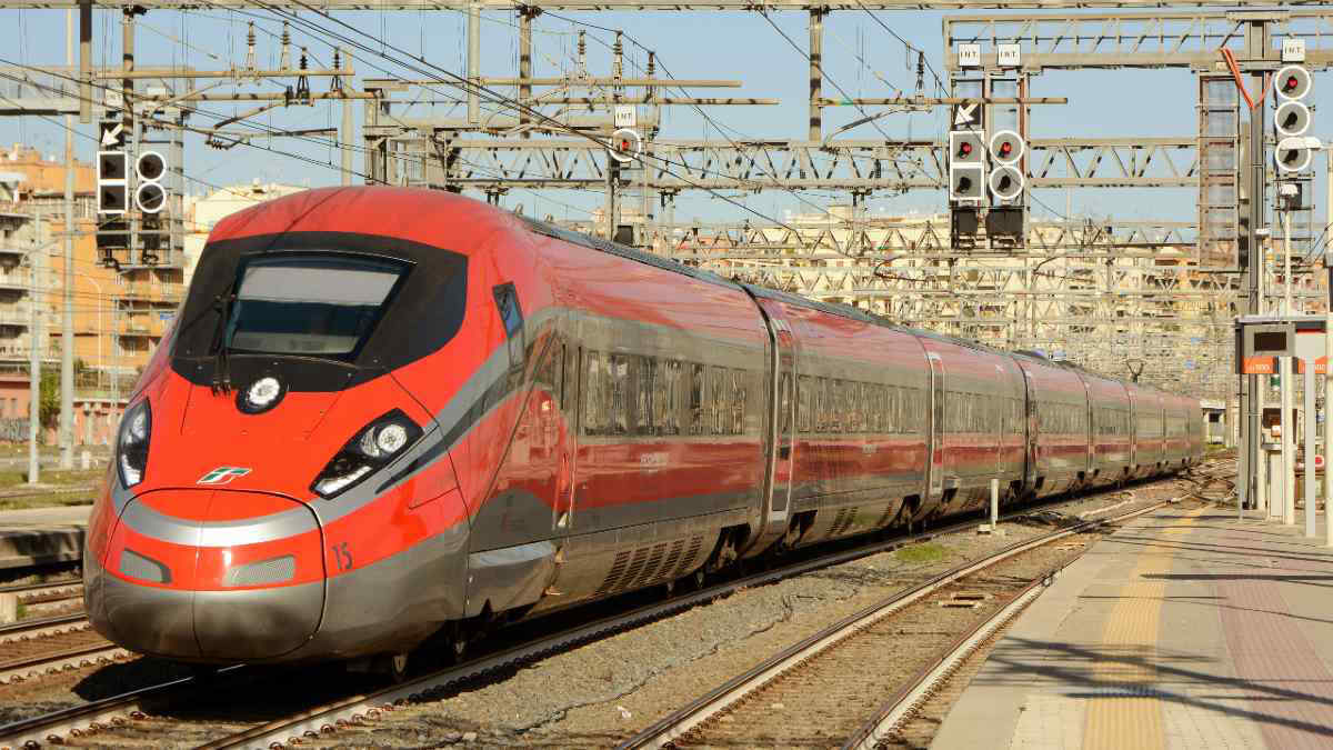 Maltempo in Calabria: linea ferroviaria interrotta e ritardi fino a 6 ore. Disagi anche tra Roma e Firenze