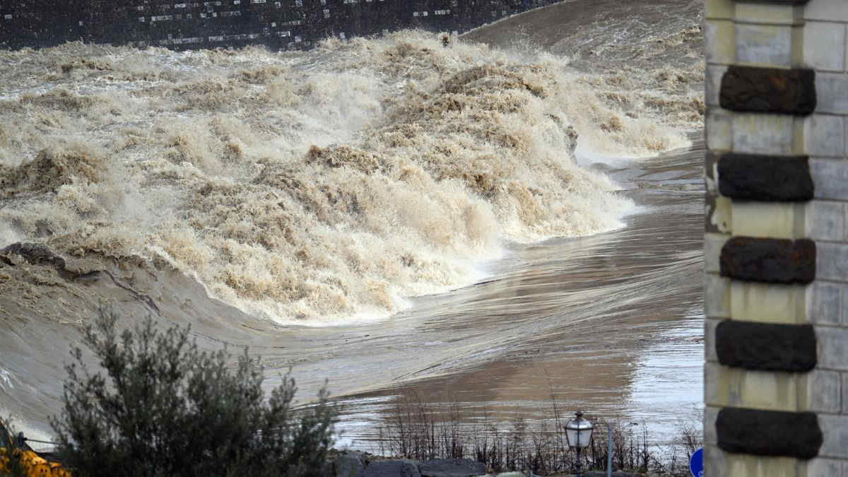 Meteo: maltempo in molte regioni, situazione critica in Toscana. Le previsioni da sabato 15