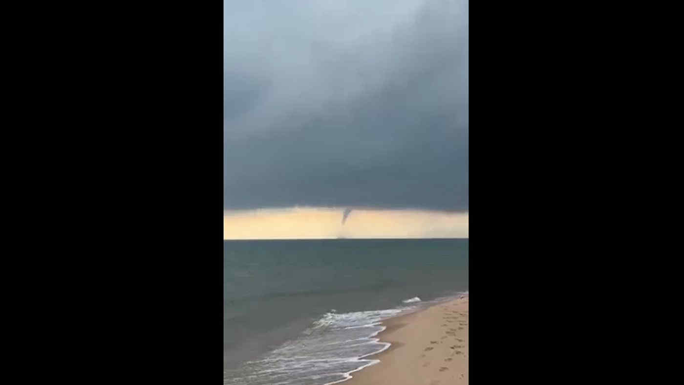 Maltempo in Spagna: tromba marina davanti alla costa di Oliva - Video