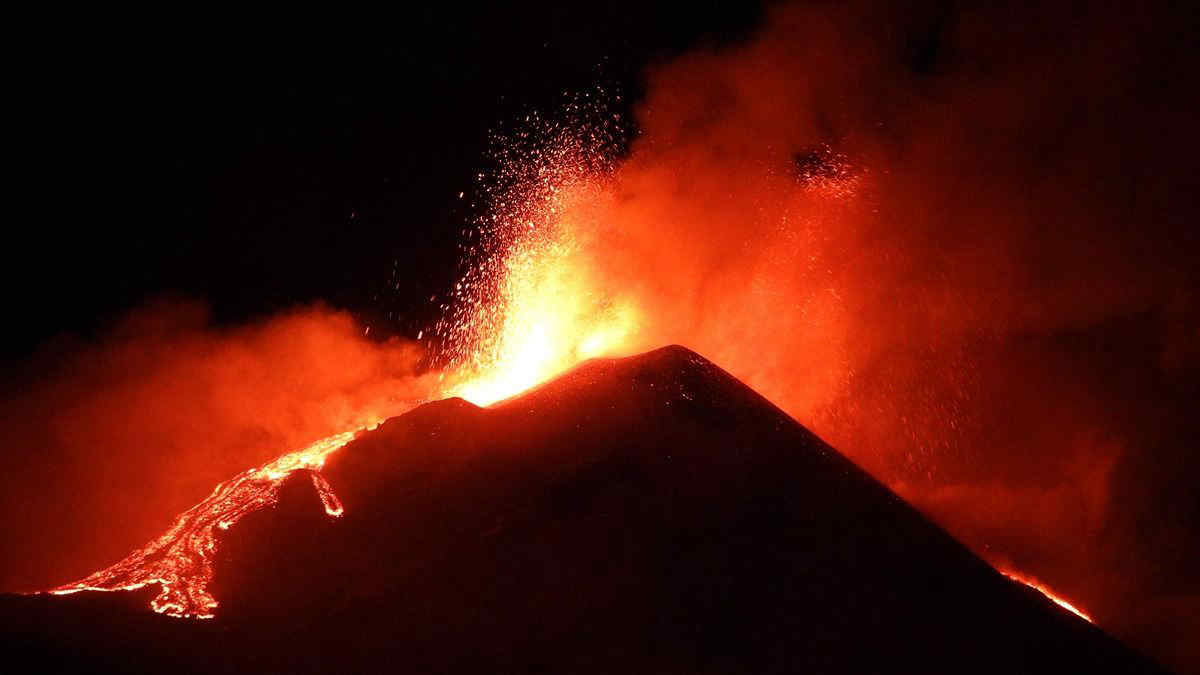 Etna, nuova eruzione con pioggia di cenere - Video