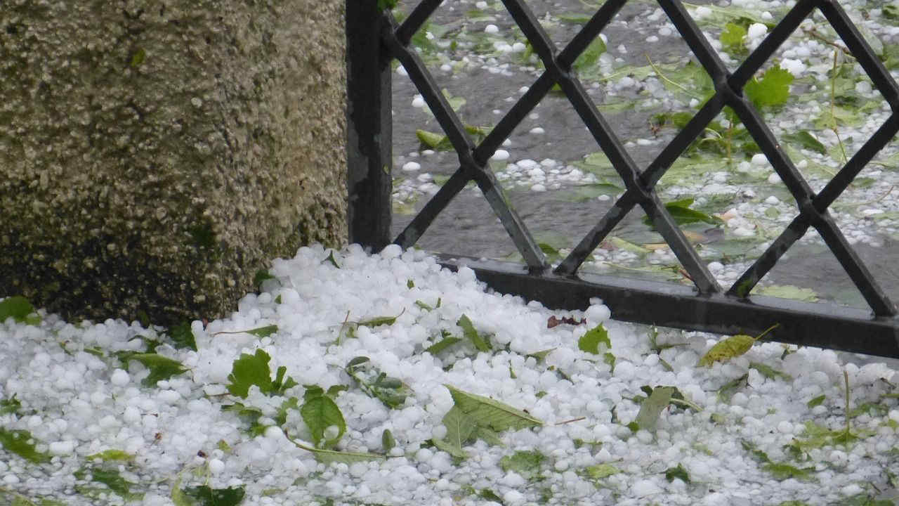 Maltempo a Parigi, una violenta grandinata si è abbattuta in città