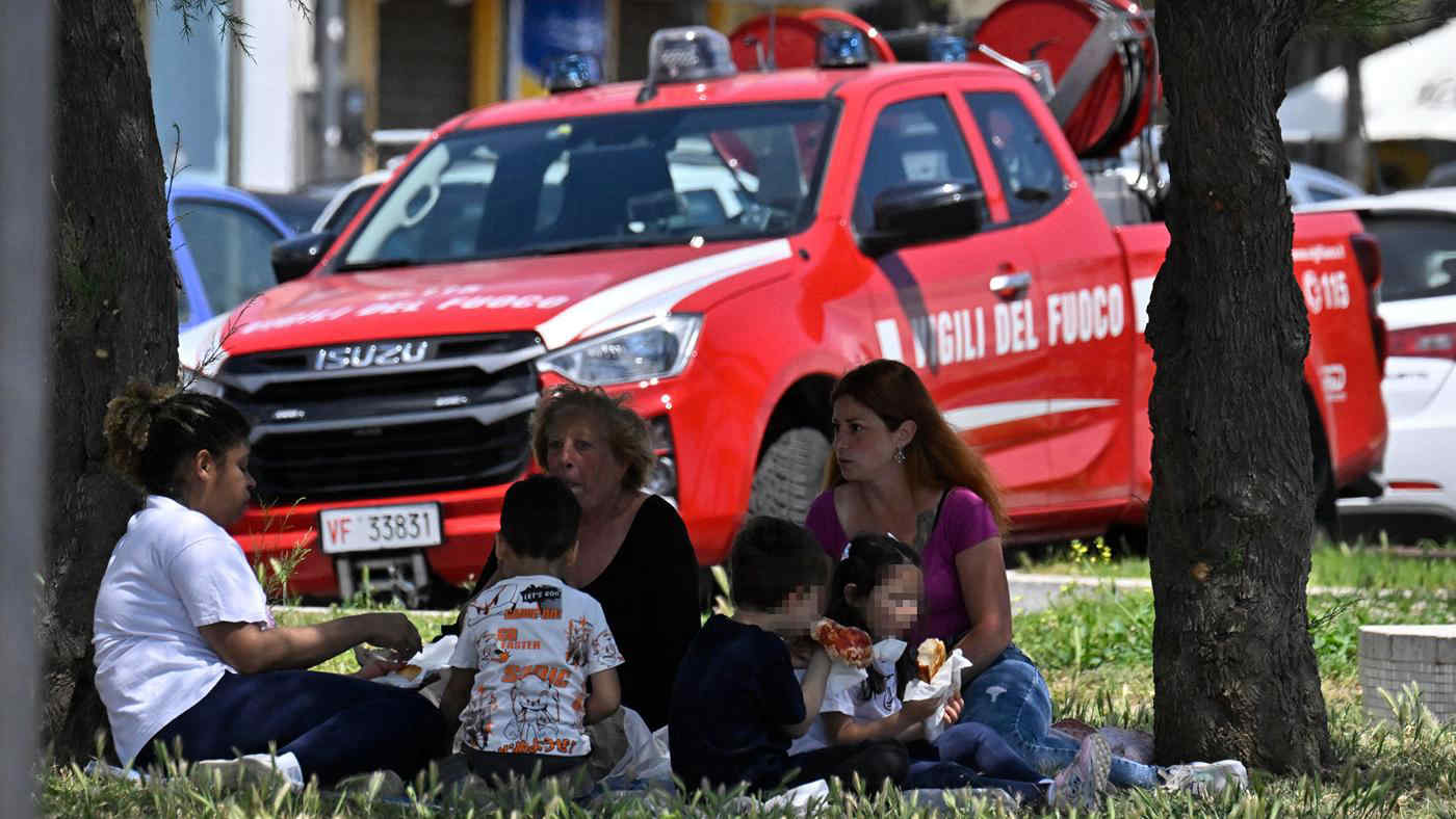Terremoto a Pozzuoli e Napoli, magnitudo 4.4: evacuate scuole e università, crolla un rudere (abbandonato) a Pozzuoli