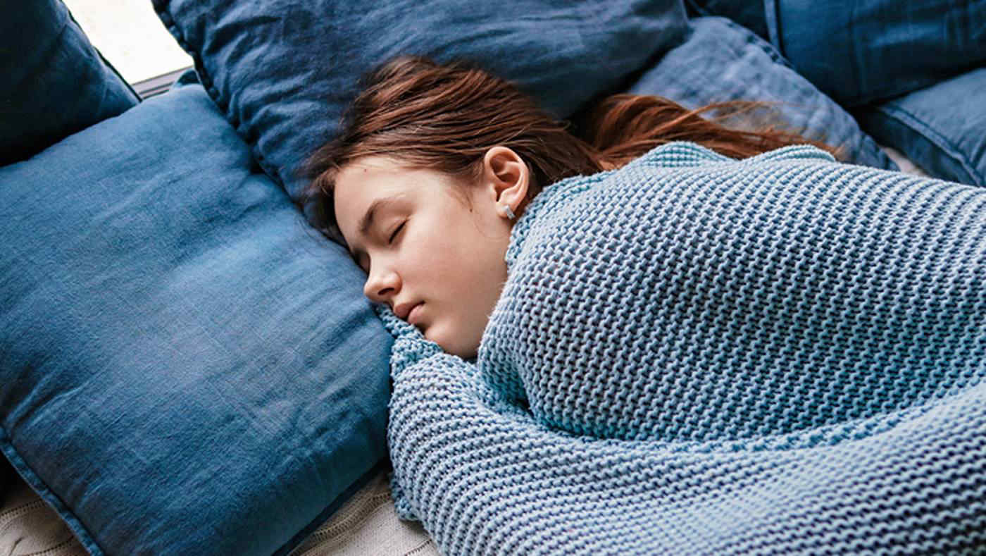Adolescenti e sonno: dormire poco (per colpa di social e smartphone) danneggia il cervello