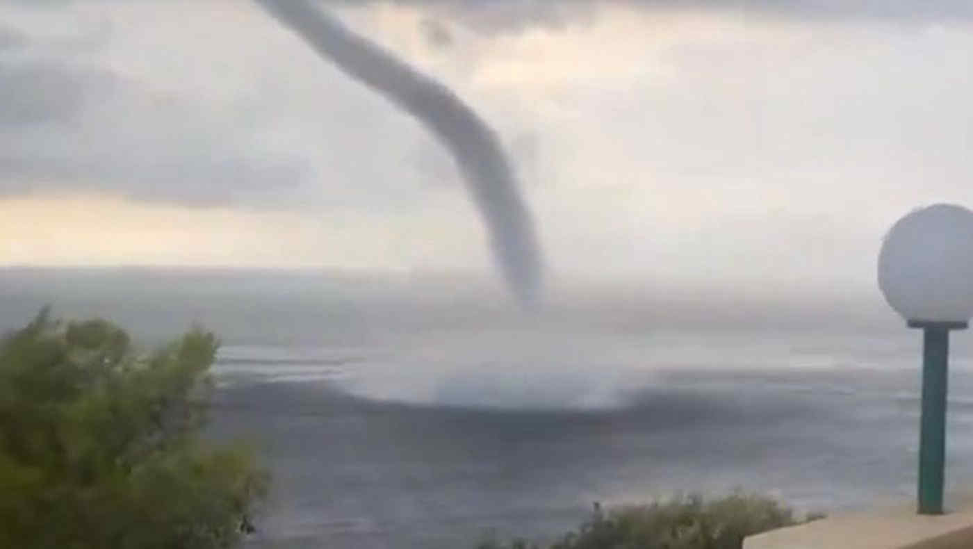 Maltempo in Spagna: tromba marina davanti alla costa di Oliva - Video