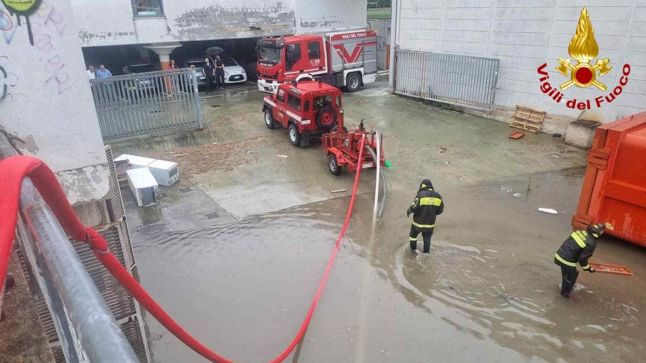 Maltempo Marche, nubifragio a San Benedetto del Tronto: sottopassi allagati e alberi sulle auto - Video