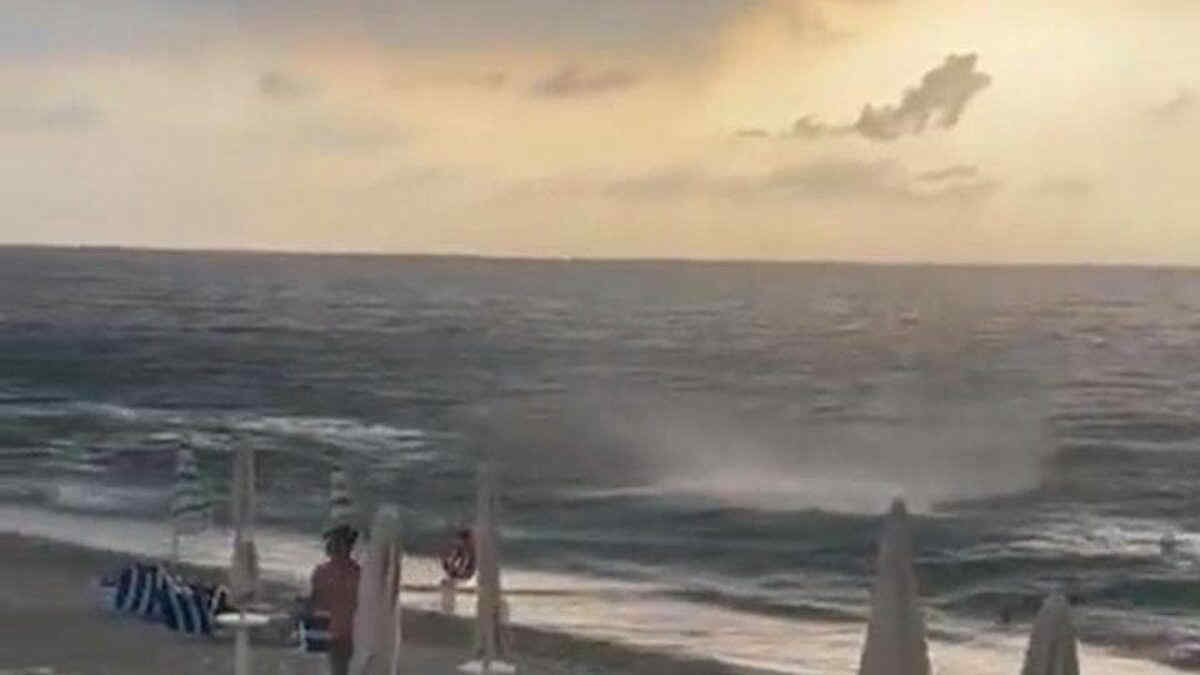 Tropea, tromba marina sulla spiaggia: panico tra i bagnanti | Video