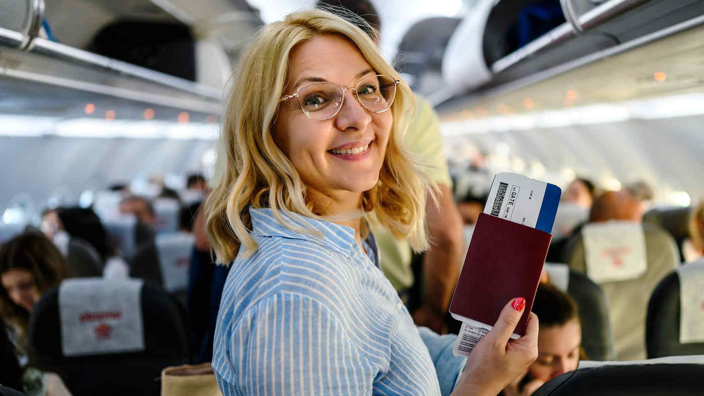 Qual è l'abbigliamento ideale per viaggiare in aereo? Jeans e leggins andrebbero evitati: ecco perché