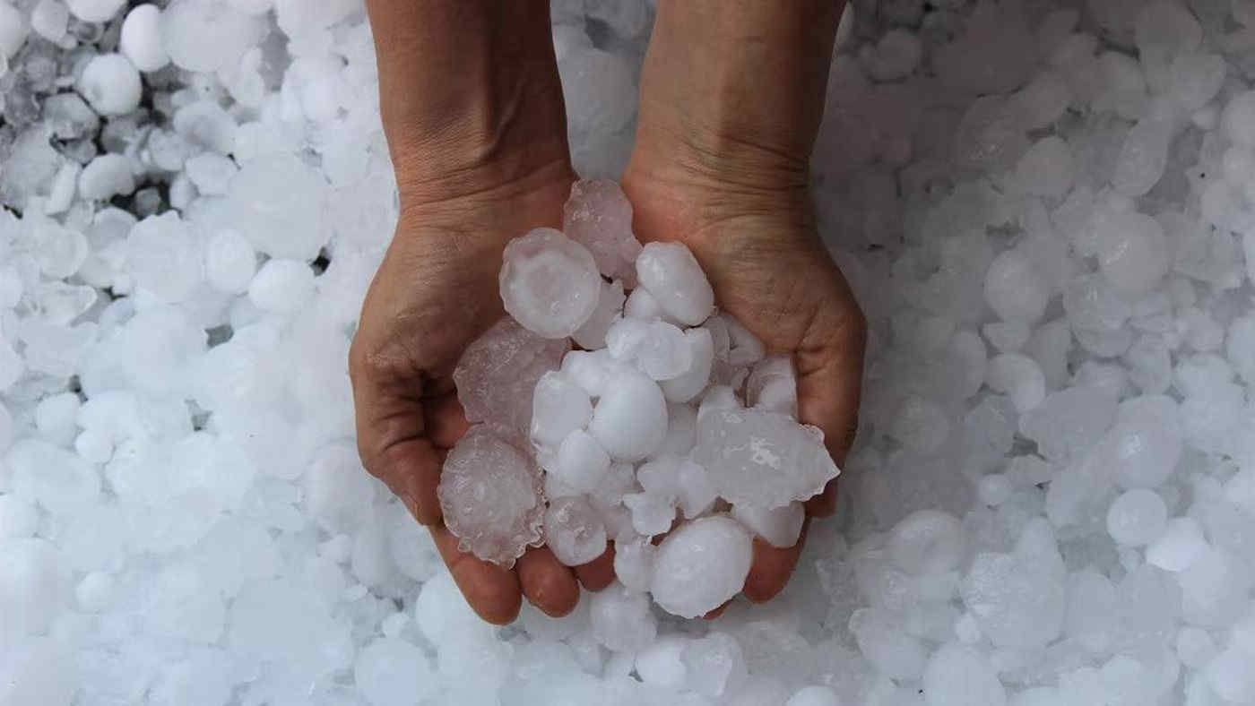 Maltempo Lombardia, grandinata a Lecco con chicchi grandi come noci: allagamenti e strade come fiumi