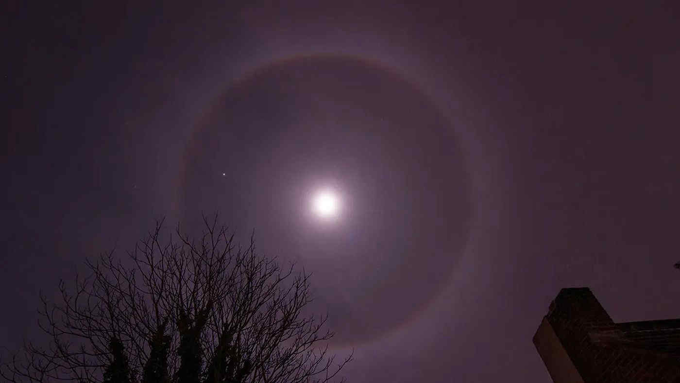 Arcobaleno lunare, un fenomeno raro e pieno di fascino