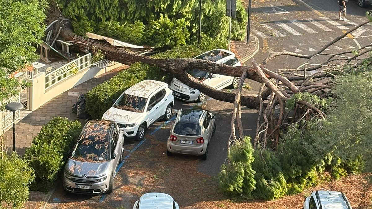 Nubifragio Milano Marittima: la città flagellata dall'ondata di maltempo che ha colpito a riviera romagnola - Video