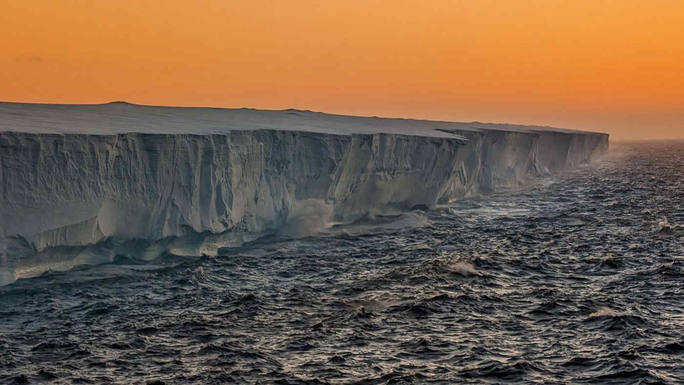 A23a, l’iceberg più grande del mondo continua a frantumarsi e punta verso la Georgia Australe: le conseguenze