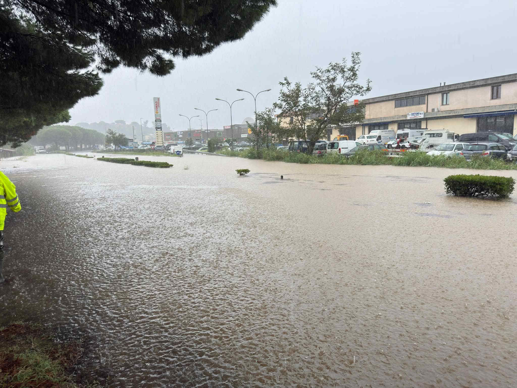 Maltempo sull’Italia da Nord a Sud: allerta arancione in 5 regioni, alluvione e polemiche all’Elba