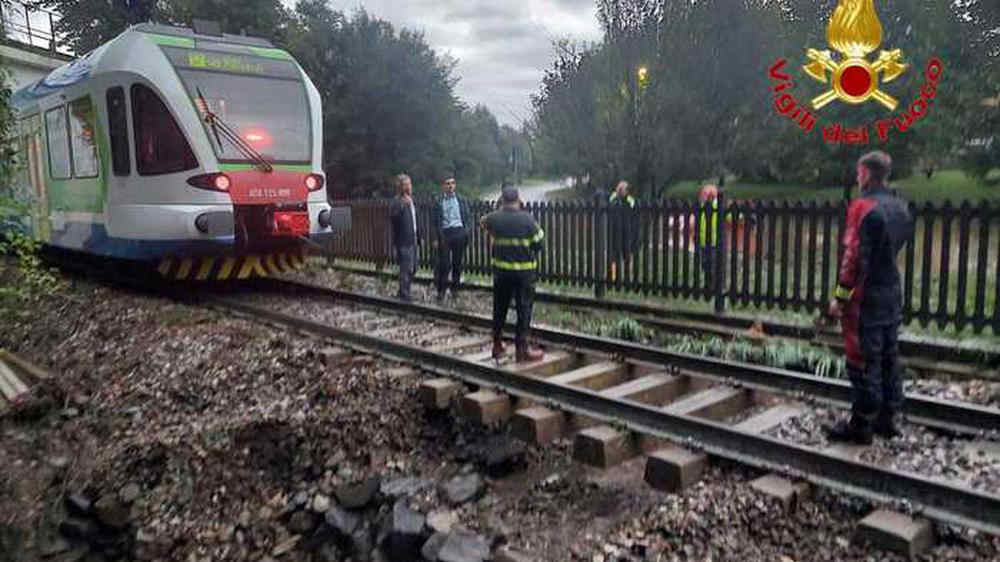 Maltempo Lombardia, allagamenti e disagi: un treno rischia deragliamento, tragedia scampata grazie ai Vigili del Fuoco - Video