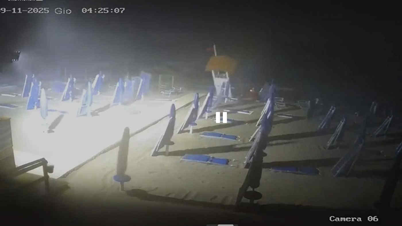 Salento, vento fortissimo distrugge il lido in pochi secondi: il video