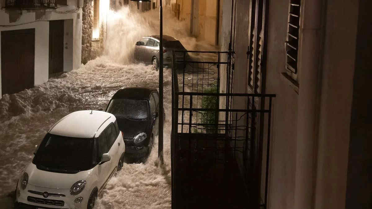 Maltempo in Sicilia, notte di terrore ad Alcamo: alluvione lampo sommerge la città, auto trascinate via dall'acqua