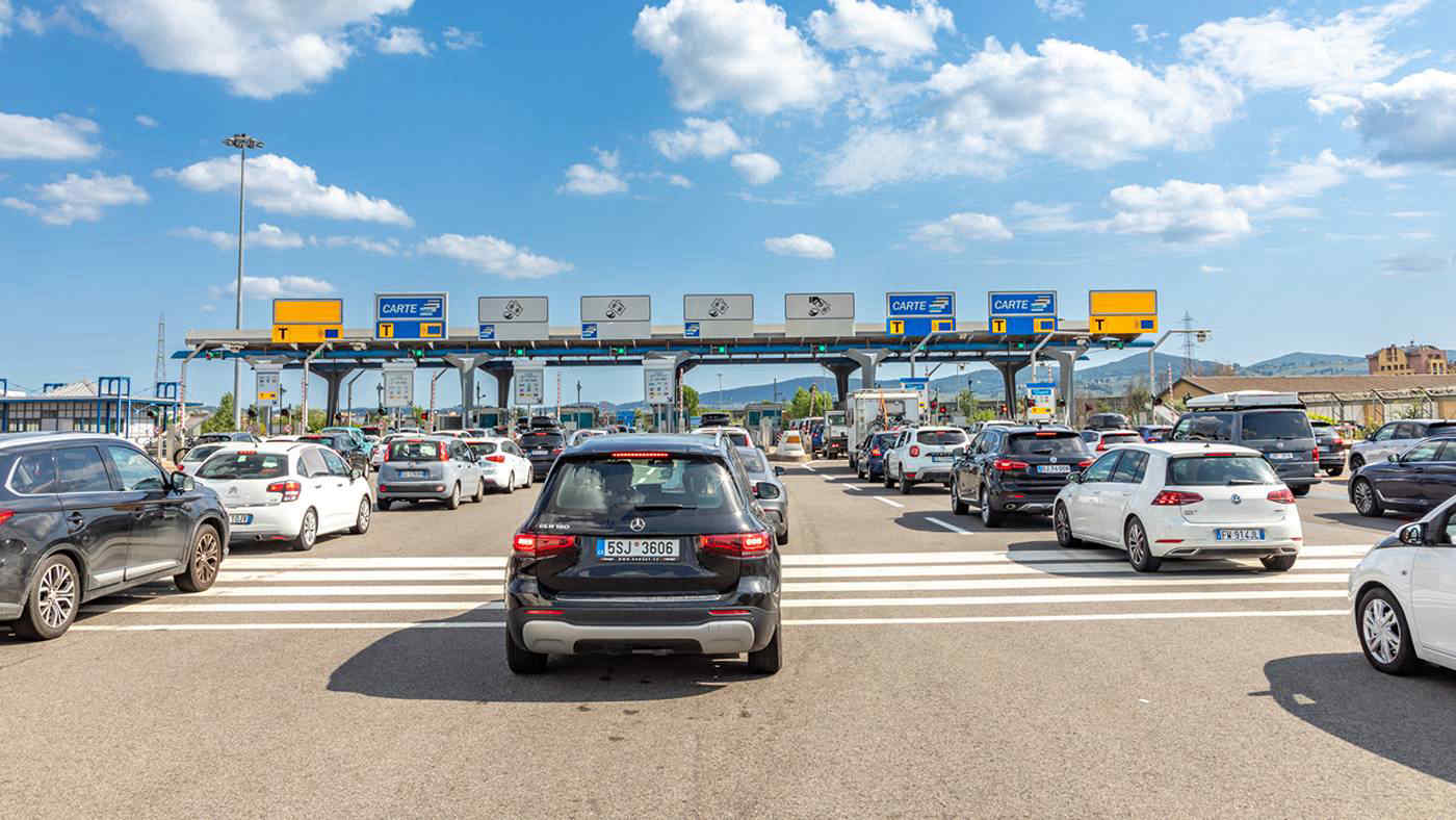 Autostrade, da gennaio inizia il calo dei pedaggi al casello. Previsti anche rimborsi