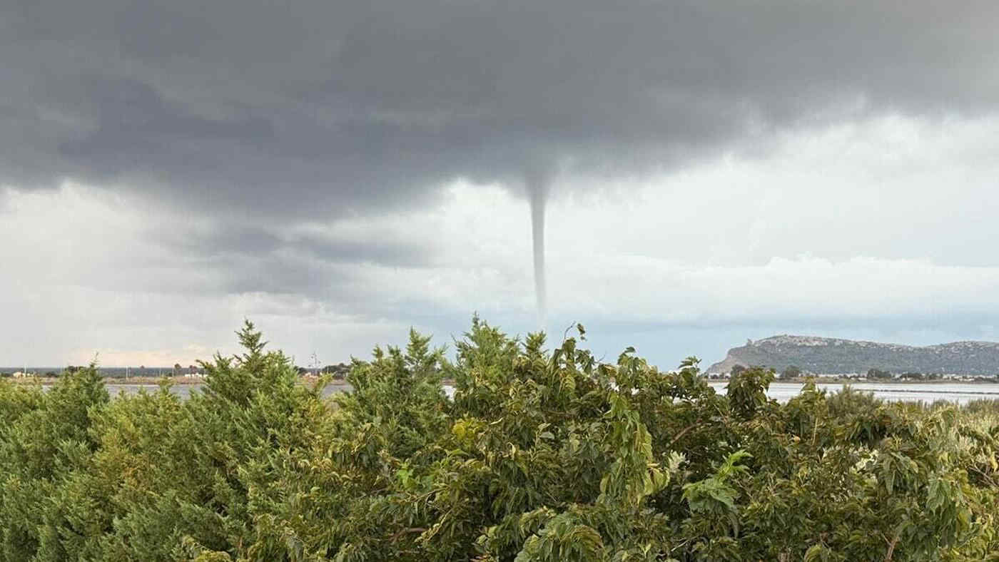 Cagliari, momenti di paura per due trombe d’aria: foto e video