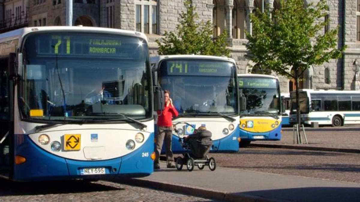 Bonus trasporti over 60: ecco come ottenere gli sconti sui treni, bus e voli