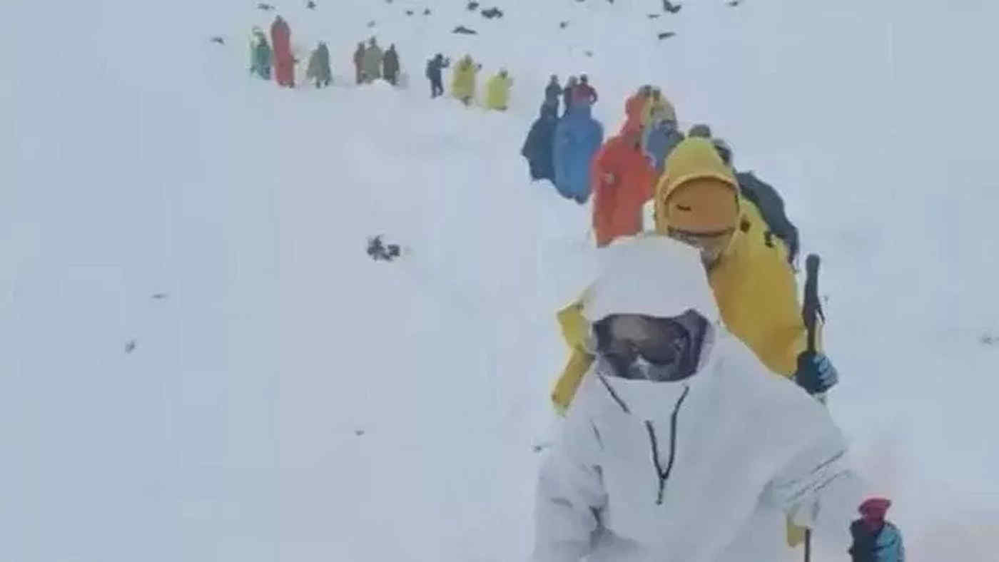 Tempesta di neve sull'Everest, escursionisti intrappolati: salvate centinaia di persone, un morto assiderato - Video