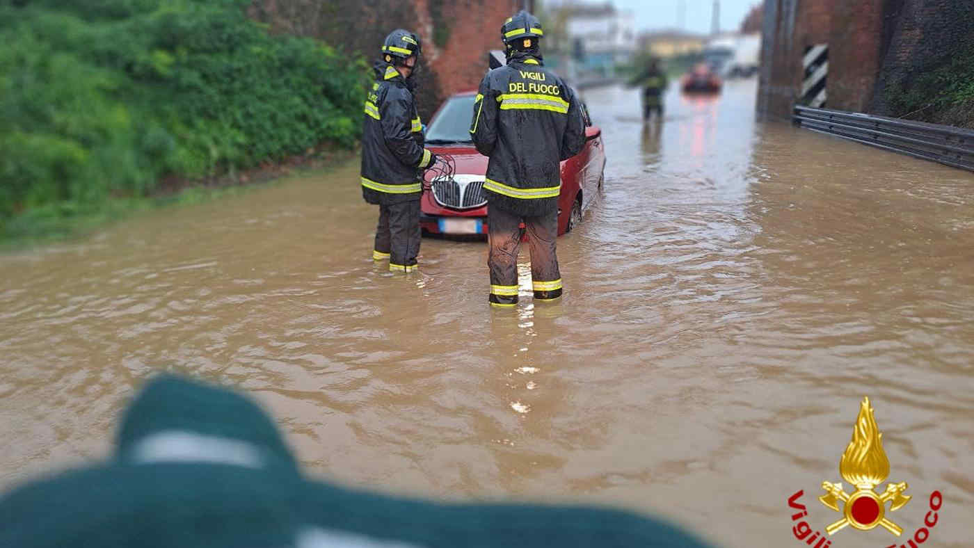 Maltempo in Toscana: allagamenti a Pisa e Livorno, evacuata una scuola a Pistoia. La situazione