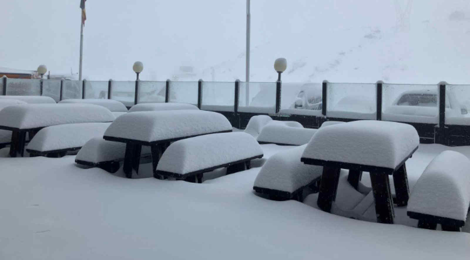 Maltempo in Lombardia: intense nevicate a Livigno e al Passo dello Stelvio, la Valtellina si risveglia in veste invernale