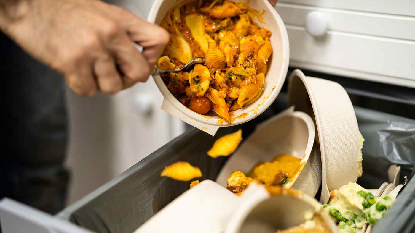 Lo spreco di cibo costa a ognuno di noi 378 euro l’anno: ecco come combatterlo