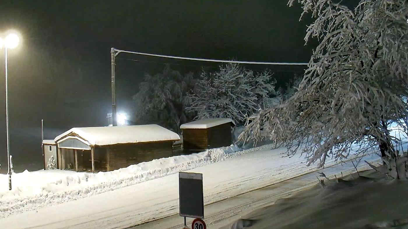 Neve e raffiche di vento in Abruzzo: nevicata intensa a Prati di Tivo imbiancata da oltre mezzo metro di neve - Immagini