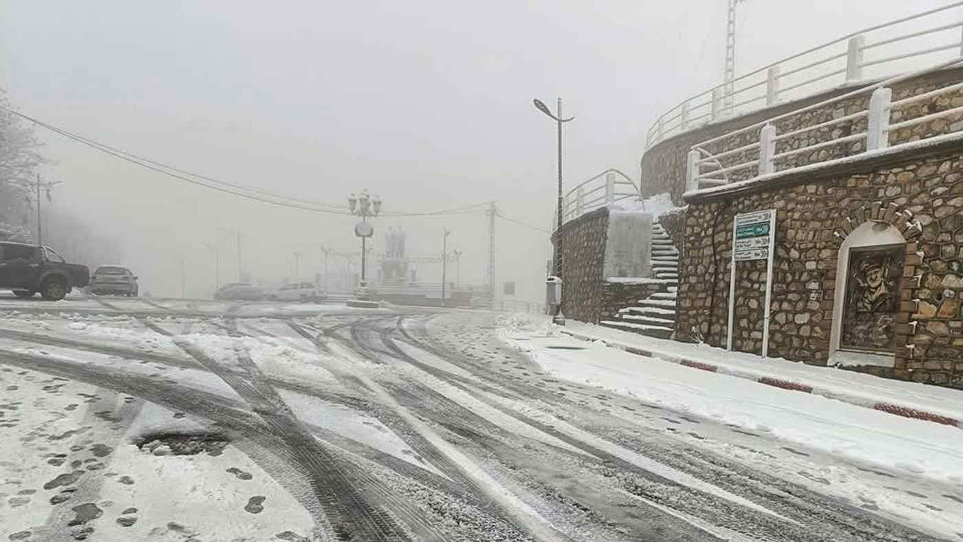Neve in Algeria: le immagini sorprendenti del Paese africano imbiancato – Foto e Video