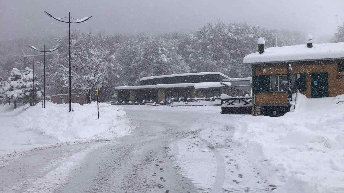 Neve e raffiche di vento in Abruzzo: nevicata intensa a Prati di Tivo imbiancata da oltre mezzo metro di neve - Immagini