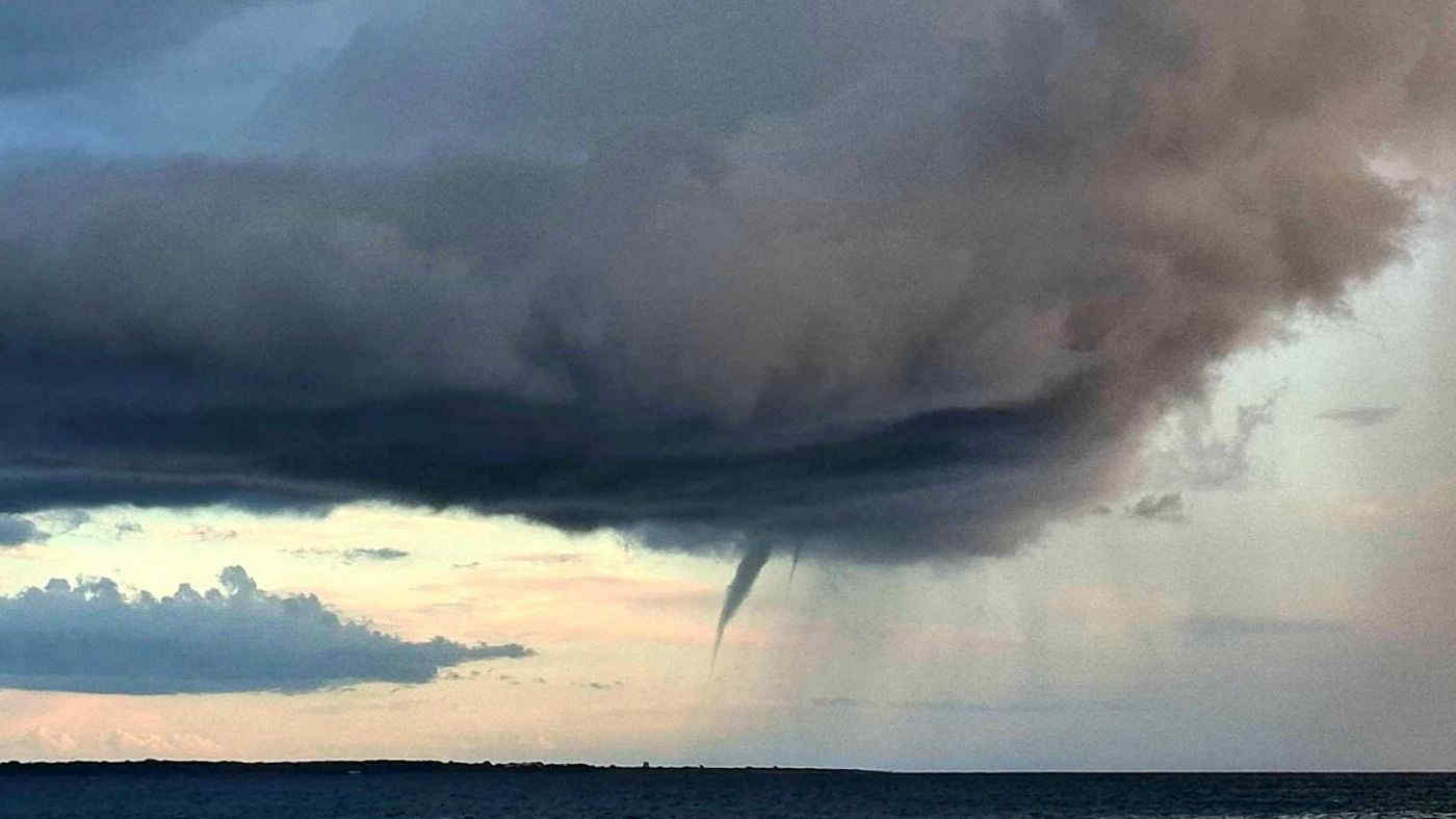 Maltempo in Puglia: forti temporali al Sud con grandinate intense e e tromba marina a Gallipoli
