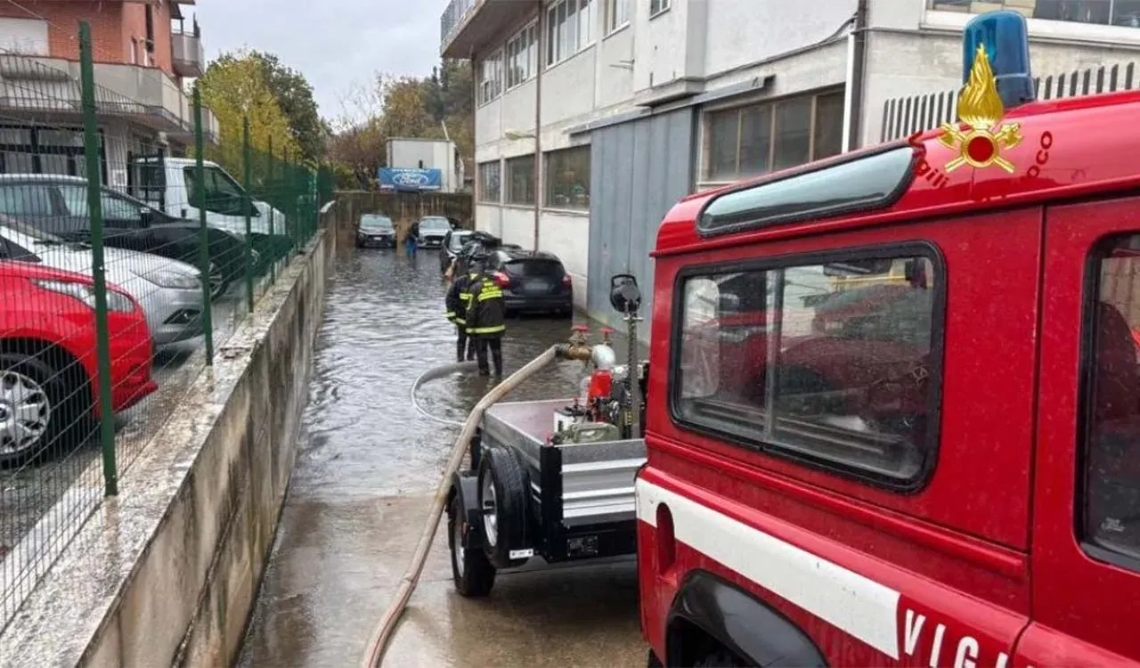 Maltempo nell'Ascolano: pioggia battente, mare agitato e disagi nei sottopassi