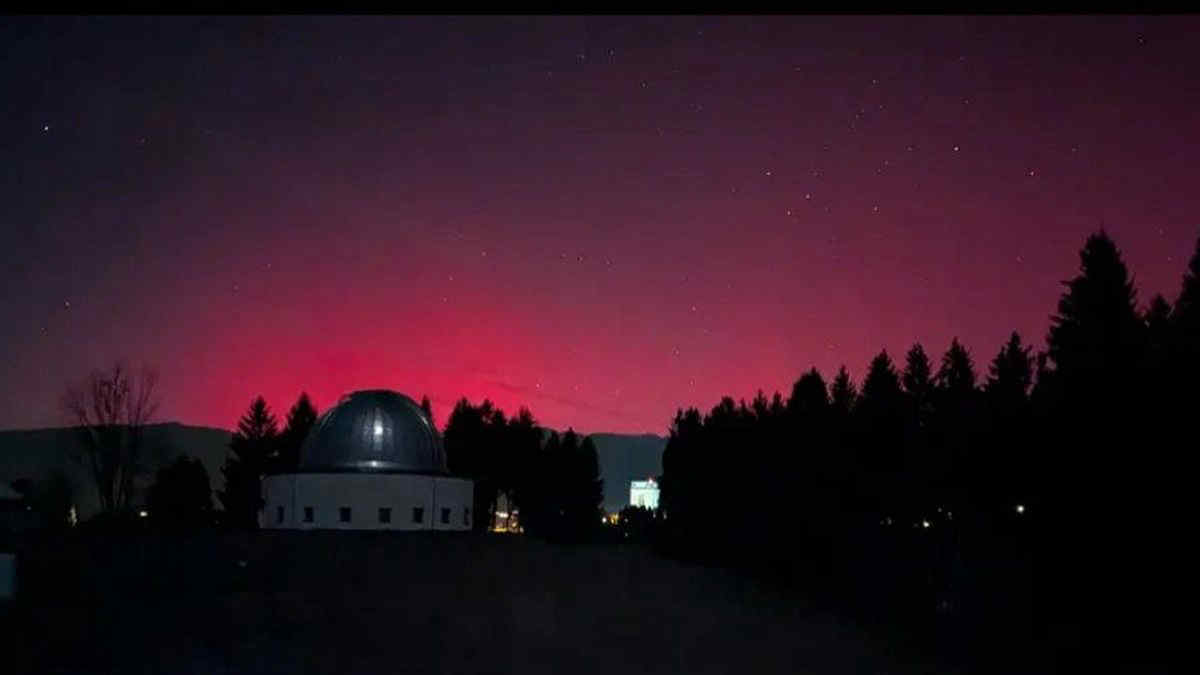 La forte tempesta solare porta l'aurora boreale anche sull'Italia: ecco le immagini | Foto