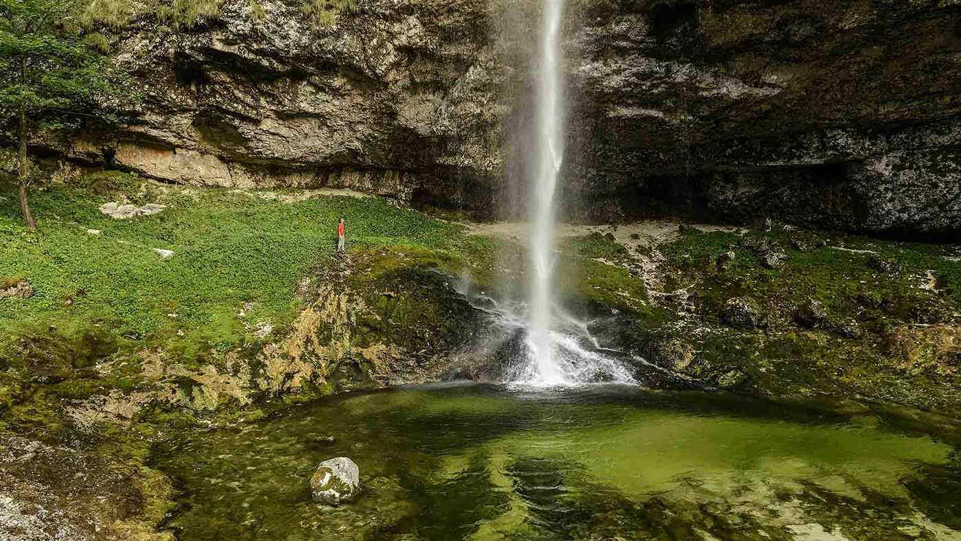 La cascata “segreta” vicino a Udine: un paesaggio che ricorda l’Islanda