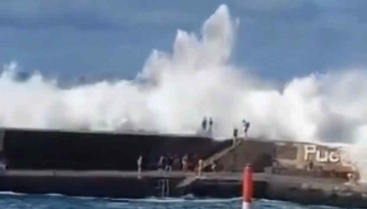 Maltempo, mareggiate e onde anomale a Tenerife: si contano morti e feriti