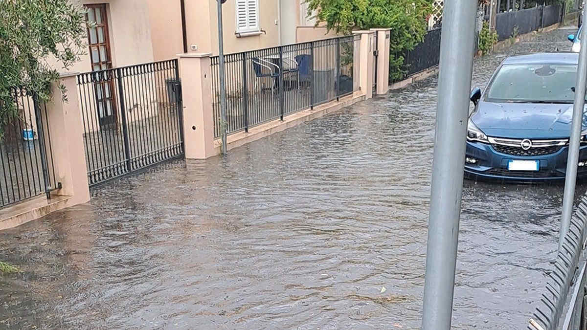 Sardegna sotto l'acqua: forti piogge su Cagliari, città bloccata dagli allagamenti