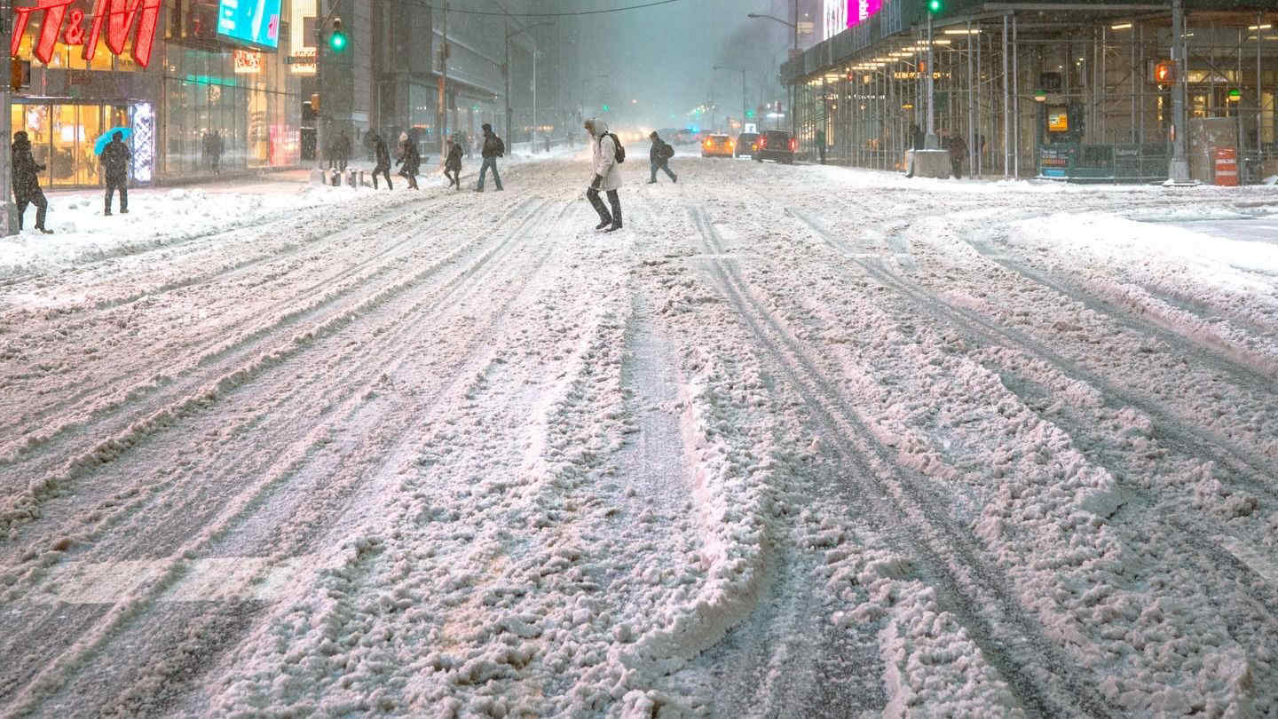 Maltempo a New York, una tempesta di neve paralizza la grande mela: dichiarato lo stato di emergenza