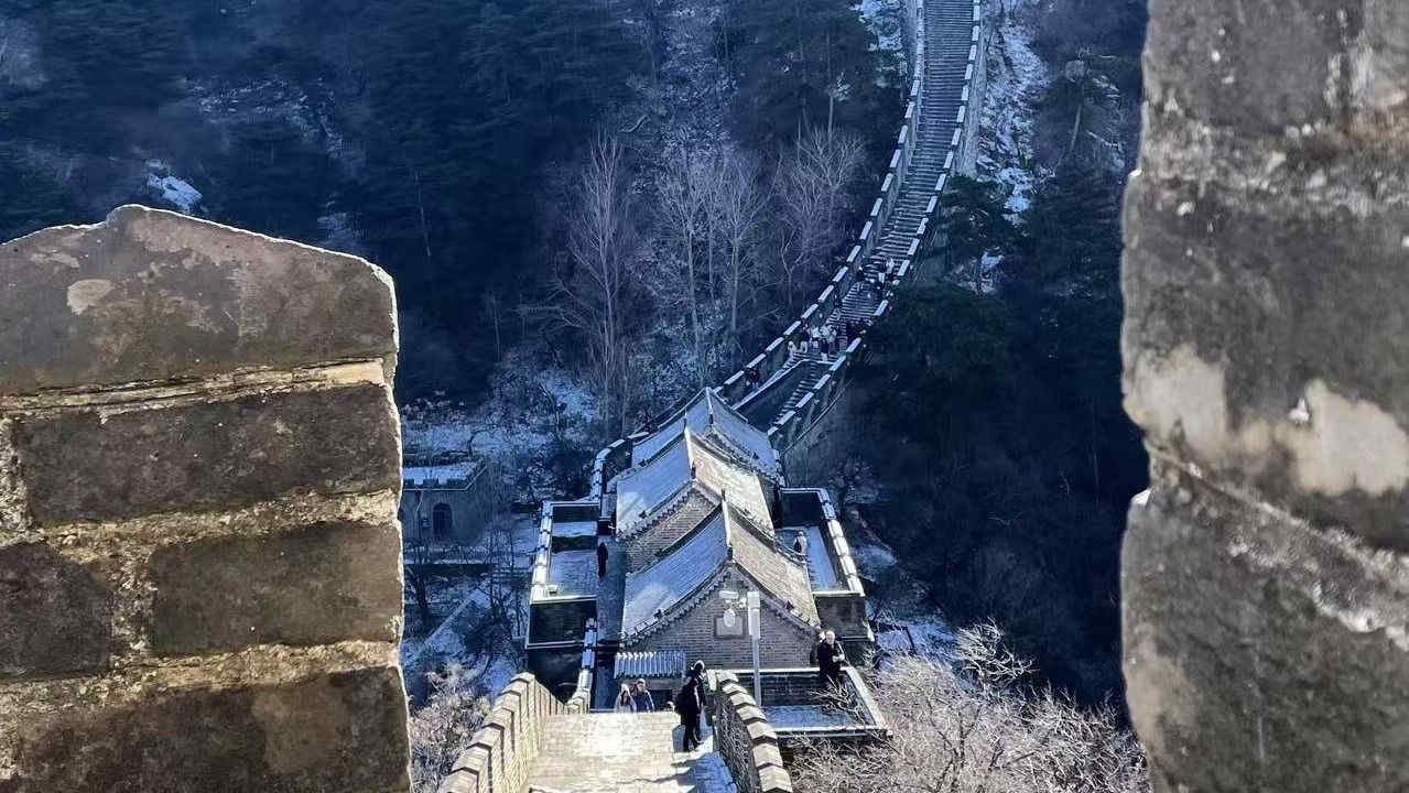 Neve sulla Grande Muraglia Cinese: paura tra i turisti a Pechino - Video