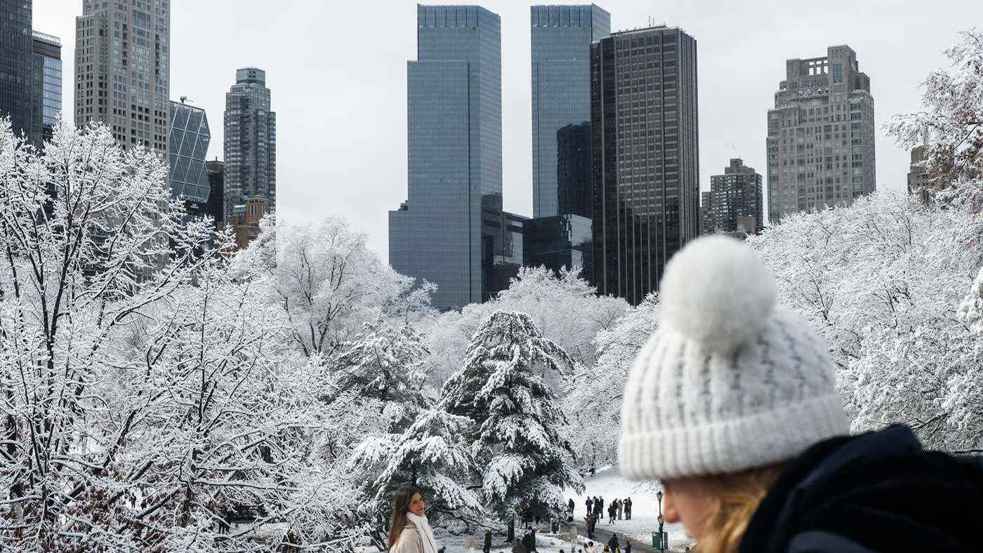 Maltempo negli Usa: prima neve stagionale a New York, la Grande Mela si tinge di bianco