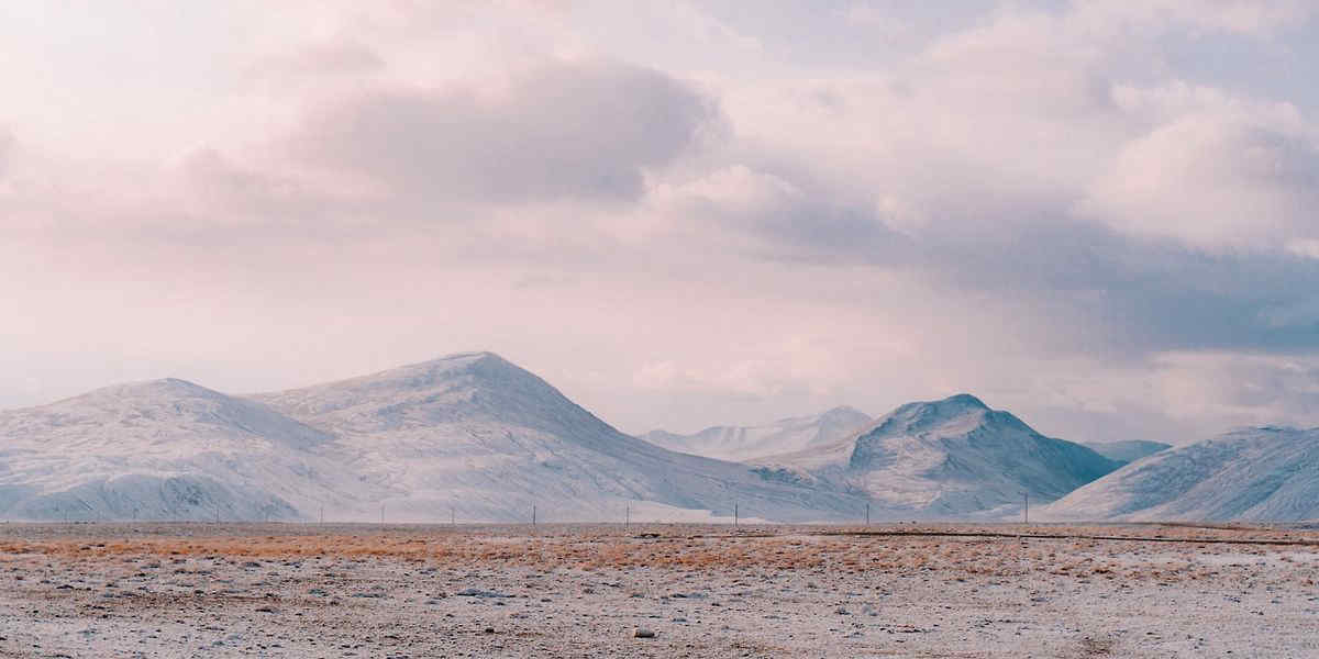 Neve nel Nord dell’Arabia Saudita: il deserto si tinge di bianco | Foto e video