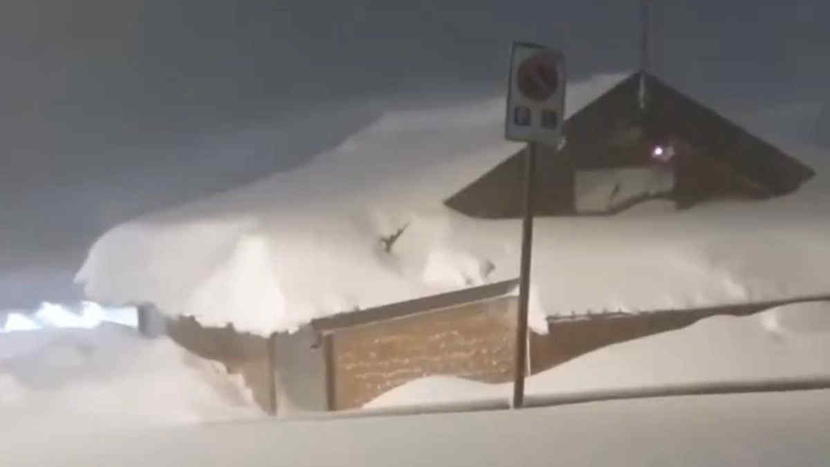 Etna sepolto dalla neve: due metri di accumulo a Piano Provenzana - Video