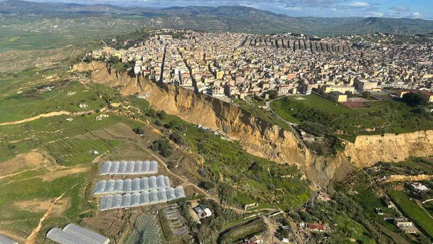 Frana a Niscemi, l’allarme della Protezione Civile: “L'intera collina sta crollando”