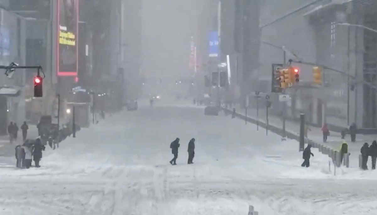 Tempesta record e gelo artico negli USA: almeno 30 morti, blackout e trasporti in tilt - Video