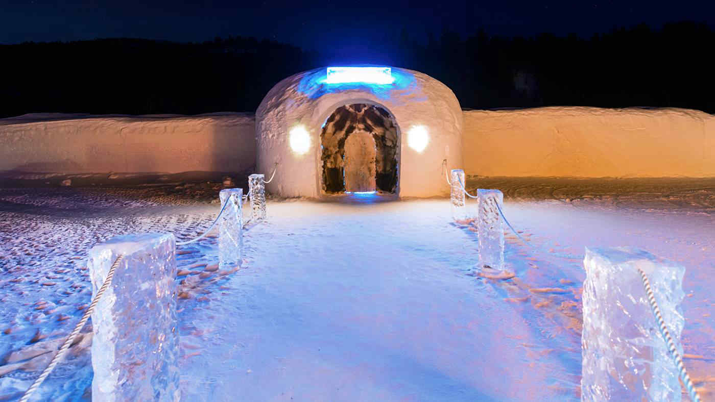 L’hotel di ghiaccio più a nord del mondo: quanto costa dormire nelle camere che ogni anno si sciolgono